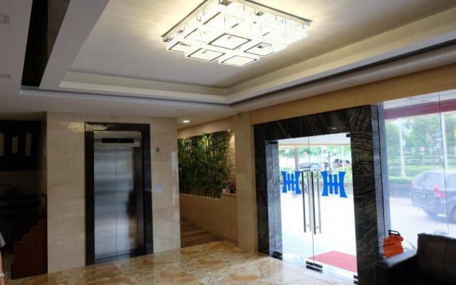 Holiday Hotel