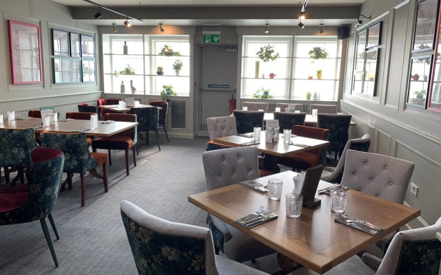 Potters Heron Hotel