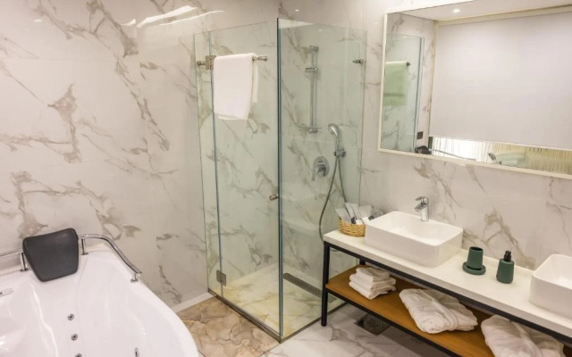 Le Grove Hotel