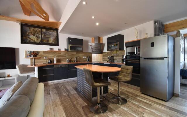 T2 vue canal et remparts d'Aigues Mortes