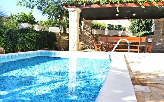 Picturesque Holiday Home in Bra? With Swimming Pool