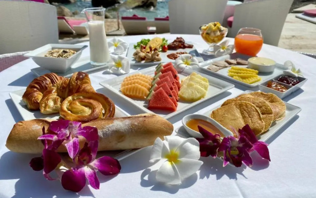 The Dinky Rock, Lounge Beach Club & Spa Hotel