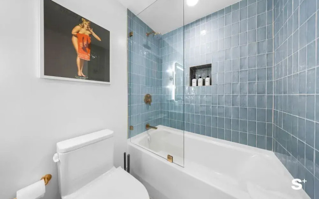 Skyline Chic Downtown Studio Getaway