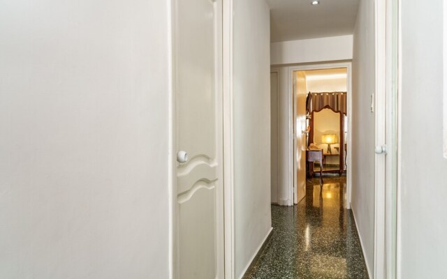 Leonidas Mid-Century Apartment