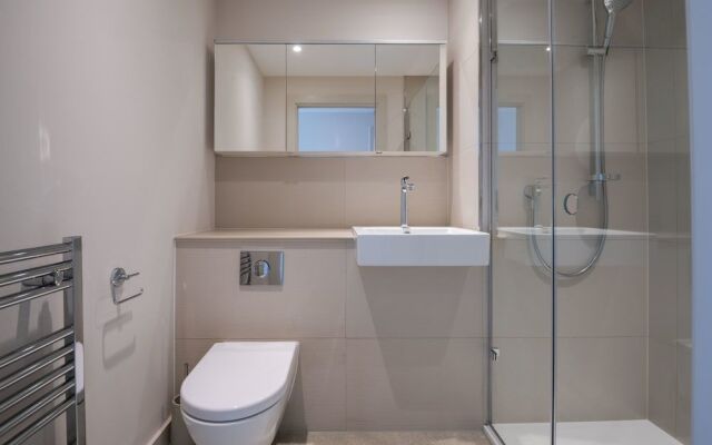 Modern Family Home close to Victoria Station