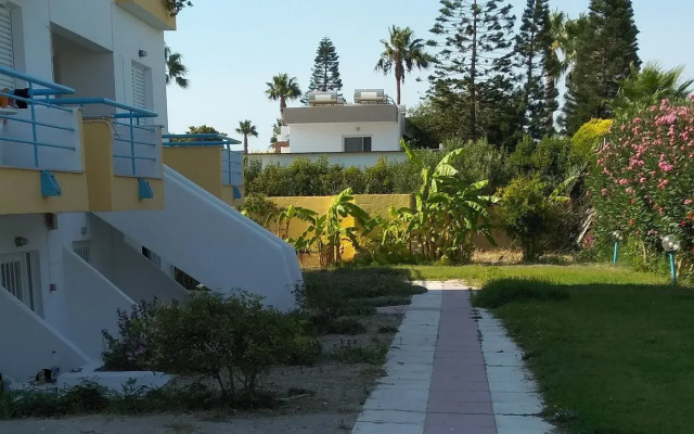 Leonidas Hotel and Studios