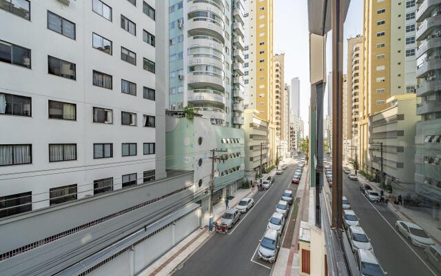 Apto a 200m da praia em Balneário Camboriú MCR0302