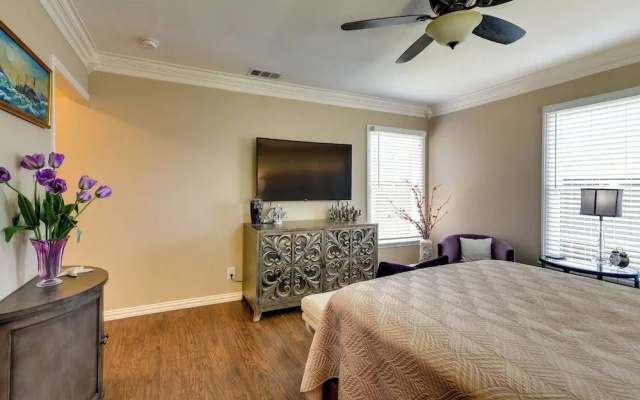 Galveston Getaway w/ Hot Tub & Fenced-in Yard!