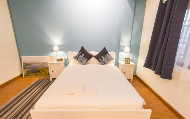 Thonglor Travellers Hostel & Cafe