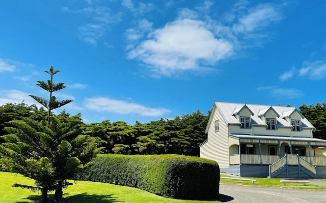 Sails - Elegant, spacious beach villa