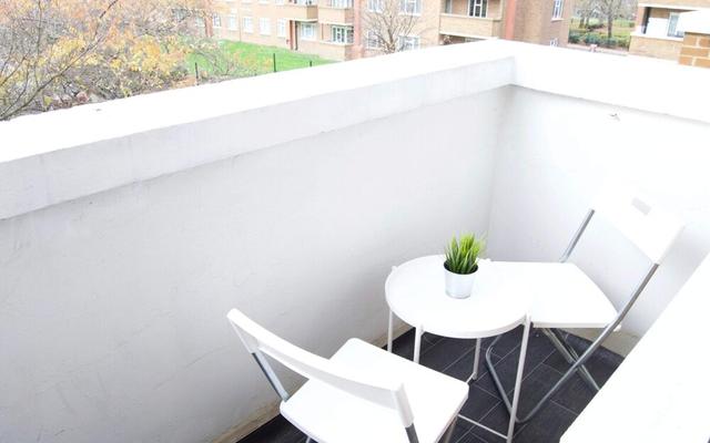 Modern 1 Bedroom in Shadwell With Balcony