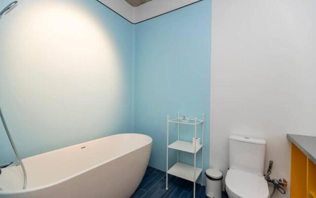 Modern 1BR apt w spacious balcony & a bathtub
