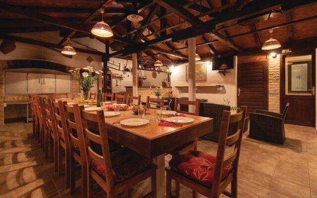 Beautiful Home in Banj With Wifi and 5 Bedrooms