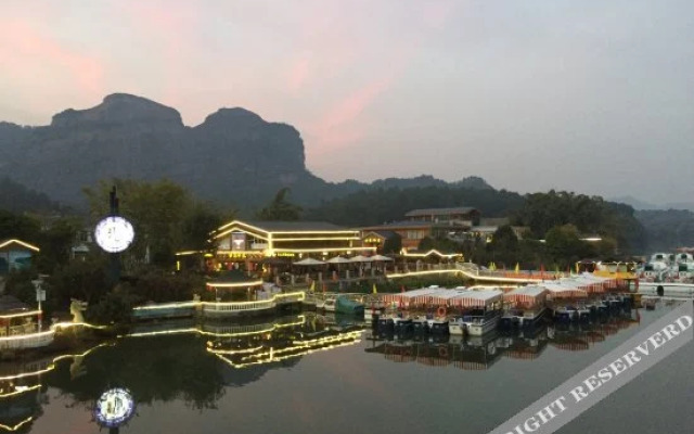 Danxia Mountain Haojing Hotel