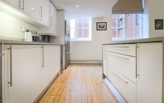 Stylish Loft-style Apartment Close to Overground
