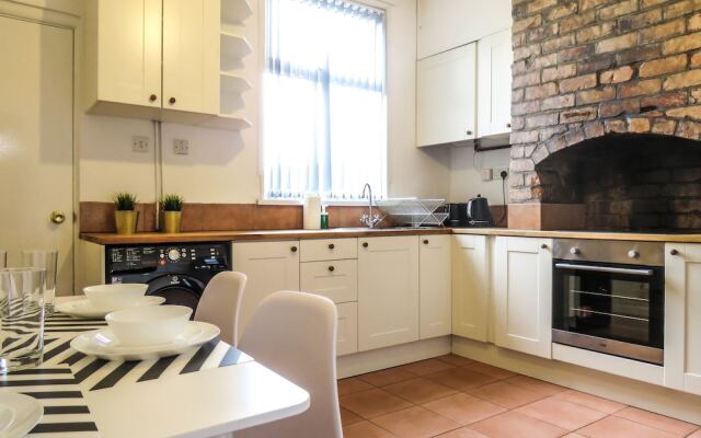 Tudors eSuites Historic Townhouse Birmingham with Garden