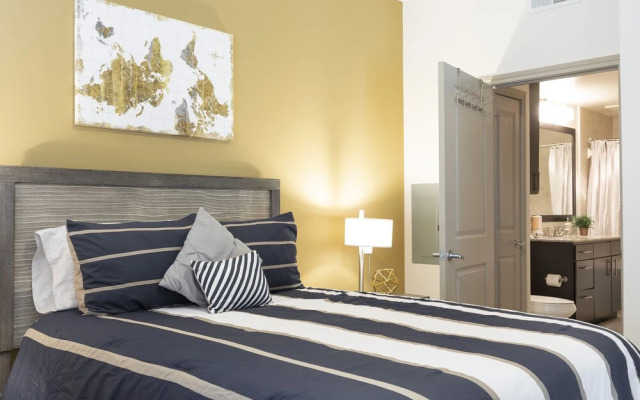 Luxurious & Cozy Midtown Texas Condo