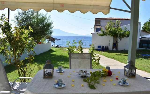 House Just on the Beach -included 2 Canoe and 2 Bicycles