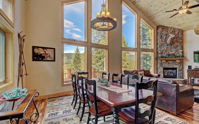 Grand Moose Lodge 3 Bedroom Home by RedAwning