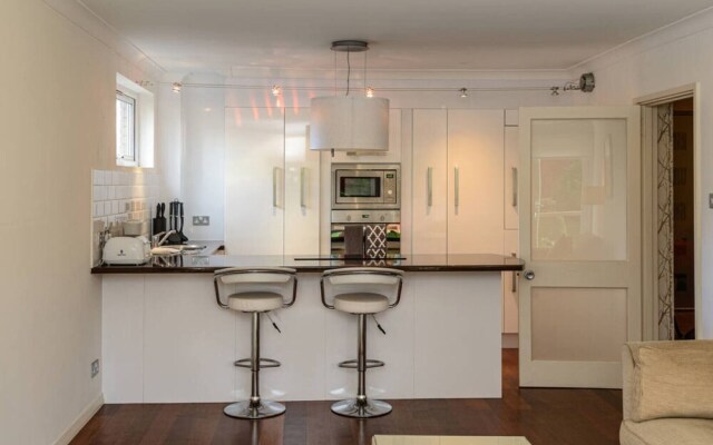 Corrin - Chic 1 Bedroom Apartment