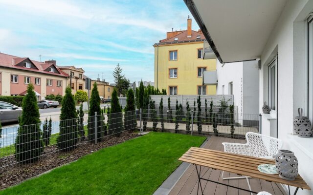 Apartment With Garden Poznan by Renters