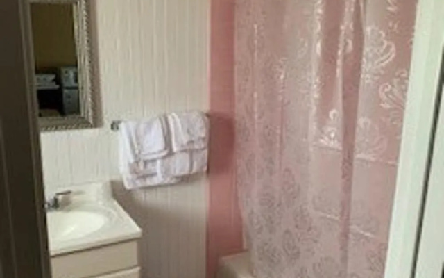 Colonial Motel of North East