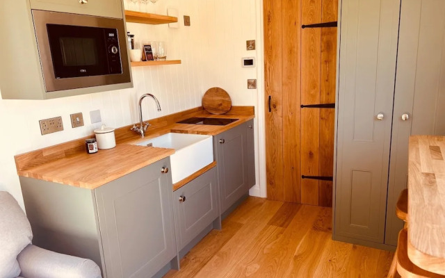 Luxury Shepherds Hut Near Glamorgan Coast