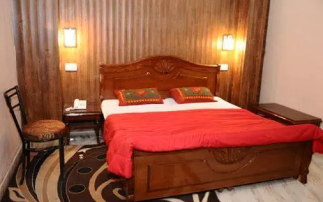 Hotel Golden Woods by OYO Rooms