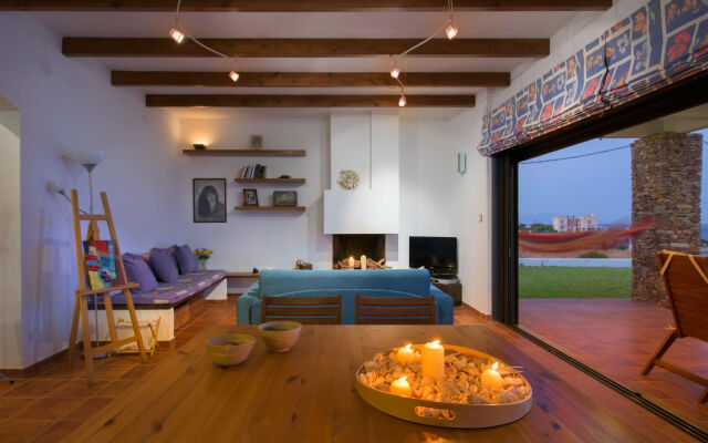 Cristelia Luxury Sea Front & Pool Villa