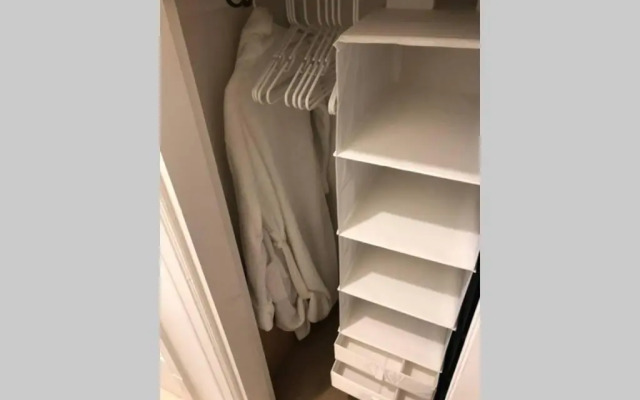 East Melbourne City Studio - Amazing Location & Sunny Charm