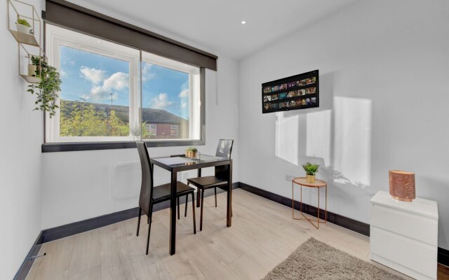 Captivating 1-bed Studio in Feltham