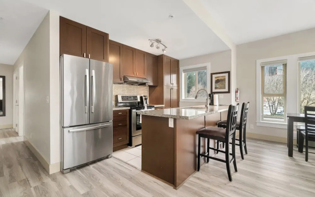 Harmony Haven 2BR Lakefront Suite