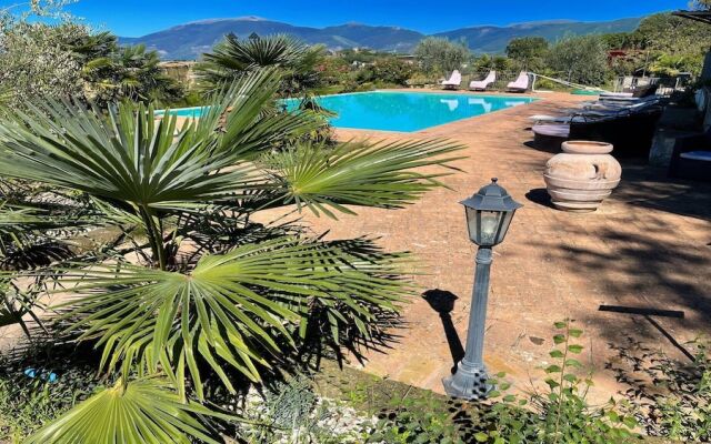 Spoleto-poolside-slps 20, Gardens, Pool, Jaccuzzi - a Fairy Tale Setting