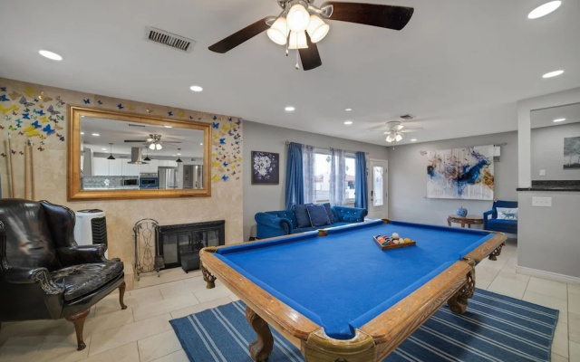 Vibrant In Vegas - 4 Bd With Shimmering Pool! 4 Bedroom Home by RedAwning