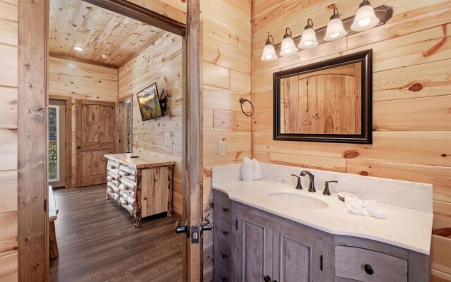 Smokey Treats 5 Bedroom Cabin by RedAwning