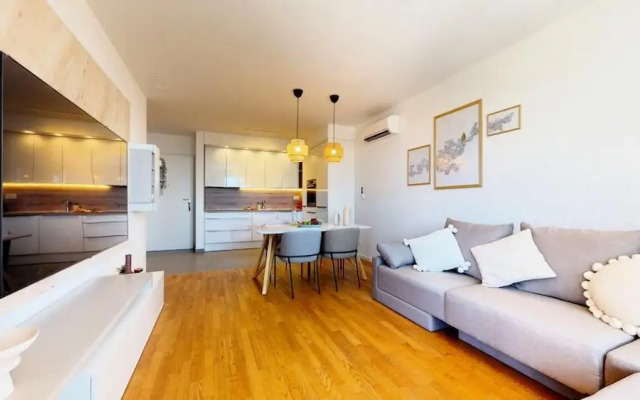 Mika's 2-Bedroom Seaview Flat & Parking