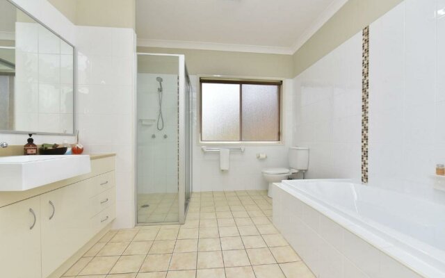 Silver Springs 6br Luxury Homestead with Wifi, Pool. Fireplace, Views, Olives and Space