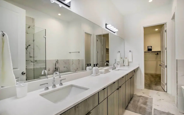 Newly-built Luxury Galleria Area Townhome!