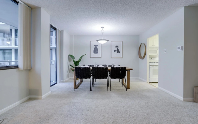 Modern Apt Near Airport & Metro