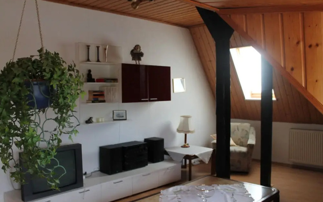 Schone Zweizimmer-ferienwohnung mit Pool im Garten