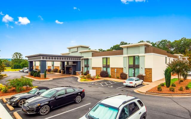 Best Western Plus Yadkin Valley Inn & Suites