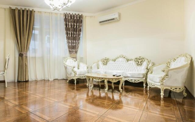 Sweet Home 8 VIP at Freedom Square