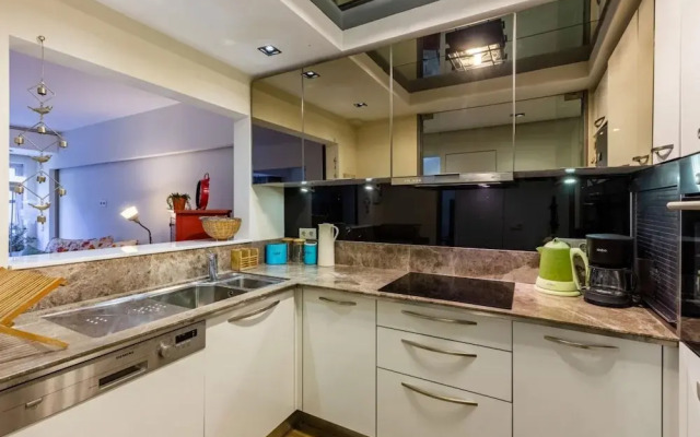 Stylish Flat With Backyard Near Malls in Besiktas