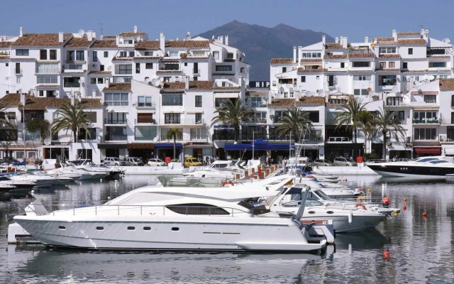 First Line P. Banus Sleeps 4