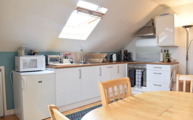 Modern 2 Bedroom Maisonette
