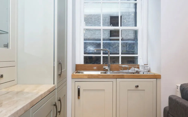 JOIVY Newly Refurbished Apartment on the Historic Royal Mile