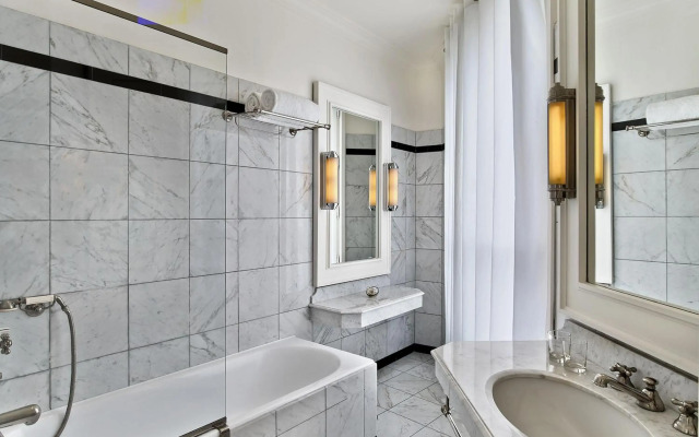 Le Dokhan’s Paris Arc de Triomphe, a Tribute Portfolio Hotel
