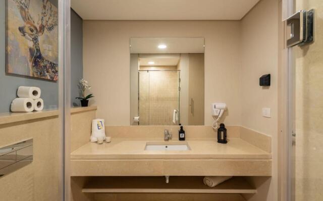Exotic 1BDR w Outdoor Terrace Pool & Beach Access