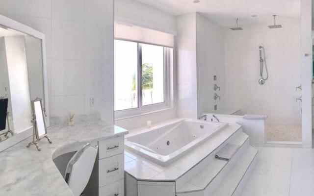 White House - Exclusive Luxury Beachfront Villa - Private White Sand Beach