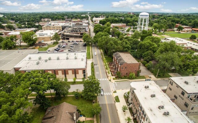 The Brownstone - 1 Block From Dtwn Square
